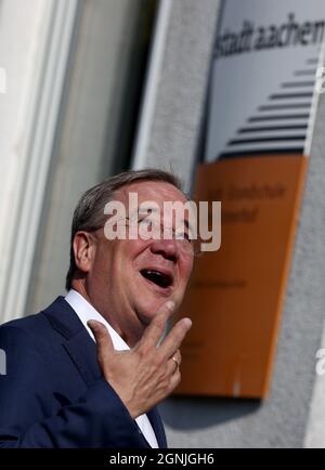 Aachen, Deutschland. September 2021. Armin Laschet, Bundesvorsitzender der CDU, Spitzenkandidat seiner Partei und Ministerpräsident des Landes Nordrhein-Westfalen, nach seiner Stimmabgabe bei der Bundestagswahl. Quelle: Rolf Vennenbernd/dpa/Alamy Live News Stockfoto