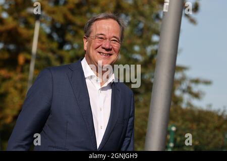 Aachen, Deutschland. September 2021. Armin Laschet, Bundesvorsitzender der CDU, Spitzenkandidat seiner Partei und Ministerpräsident des Landes Nordrhein-Westfalen, nach seiner Stimmabgabe bei der Bundestagswahl. Quelle: Rolf Vennenbernd/dpa/Alamy Live News Stockfoto