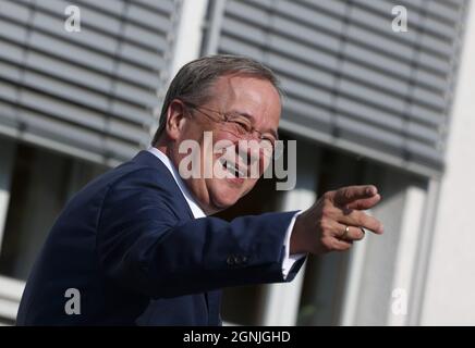 Aachen, Deutschland. September 2021. Armin Laschet, Bundesvorsitzender der CDU, Spitzenkandidat seiner Partei und Ministerpräsident des Landes Nordrhein-Westfalen, nach seiner Stimmabgabe bei der Bundestagswahl. Quelle: Rolf Vennenbernd/dpa/Alamy Live News Stockfoto