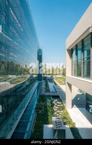 Modernes Gebäude mit Glaswand Stockfoto