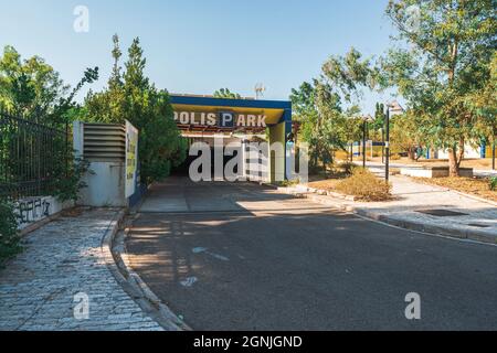 Eingang zur Tiefgarage des Acropolis Parks Stockfoto