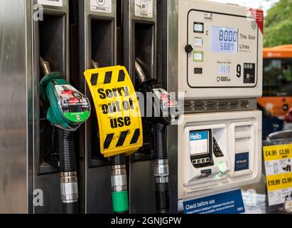 Aylesbury, Großbritannien. September 2021. Die Panik am frühen Morgen beim Kauf von Kraftstoff in der Aylesbury Tring Road Tesco Store Tankstelle führt dazu, dass der E5 Super Unbleied-Kraftstoff auf einigen Pumpen ausläuft. Die übrigen Kraftstoffarten werden durch die große Anzahl von Autofahrern, die versuchen, die Kraftstofftanks ihres Autos zu füllen, unter Druck gesetzt. Kredit: Stephen Bell/Alamy Stockfoto