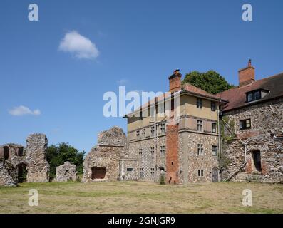 TUDOR Bauernhaus auf dem Gelände der Leiston Abbey aus dem 14. Jahrhundert in Suffolk, England Stockfoto