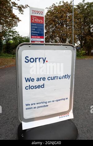 Aylesbury, Großbritannien. September 2021. Kein Kraftstoff. Frühere Panik beim Kauf von Kraftstoff an der Tankstelle des Aylesbury Tring Road Tesco Stores verursachte große Warteschlangen. Am späten Nachmittag ist der gesamte Kraftstoff erschöpft und die Tankstelle geschlossen. Ein Schild „tut uns leid, dass wir geschlossen sind“ blockiert den Eingang. Kredit: Stephen Bell/Alamy Stockfoto