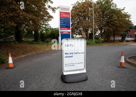 Aylesbury, Großbritannien. September 2021. Kein Kraftstoff. Frühere Panik beim Kauf von Kraftstoff an der Tankstelle des Aylesbury Tring Road Tesco Stores verursachte große Warteschlangen. Am späten Nachmittag ist der gesamte Kraftstoff erschöpft und die Tankstelle geschlossen. Es tut uns leid, dass das Schild geschlossen ist und die Verkehrskegel den Eingang blockieren. Kredit: Stephen Bell/Alamy Stockfoto