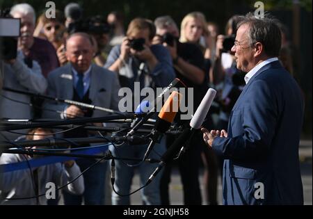 Aachen, Deutschland. September 2021. Armin Laschet, Bundesvorsitzender der CDU, Spitzenkandidat seiner Partei und Ministerpräsident des Landes Nordrhein-Westfalen, nach seiner Stimmabgabe bei der Bundestagswahl. Quelle: Federico Gambarini/dpa/Alamy Live News Stockfoto