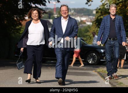 Aachen, Deutschland. September 2021. Zur Wahl kommen Armin Laschet, Bundesvorsitzender der CDU, Spitzenkandidat seiner Partei und Ministerpräsident von Nordrhein-Westfalen, und seine Frau Susanne. Quelle: Rolf Vennenbernd/dpa/Alamy Live News Stockfoto