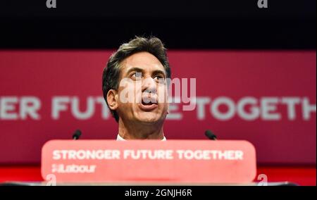 Brighton UK 26. September 2021 - Ed Miliband, der Schattenminister für Wirtschaft, Energie und Industriestrategie, spricht auf der Labour Party Conference im Brighton Center : Credit Simon Dack / Alamy Live News Stockfoto