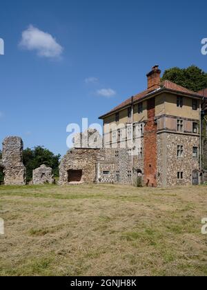 Georgianisches Bauernhaus auf dem Gelände der Leiston Abbey aus dem 14. Jahrhundert in Suffolk, England Stockfoto