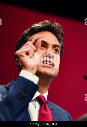 Brighton UK 26. September 2021 - Ed Miliband, der Schattenminister für Wirtschaft, Energie und Industriestrategie, spricht auf der Labour Party Conference im Brighton Center : Credit Simon Dack / Alamy Live News Stockfoto