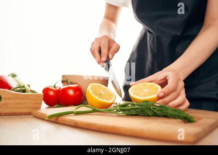 Kochen Salat Hinzufügen von Zutaten gesundes Essen Küche Stockfoto