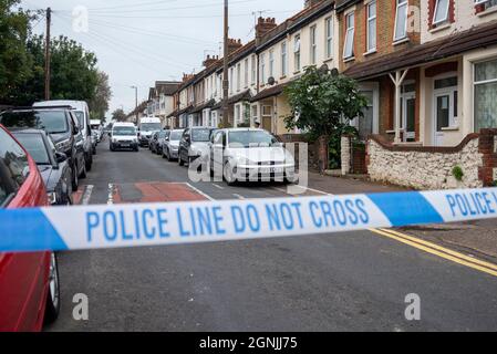 Hainault Avenue, Westcliff on Sea, Essex, Großbritannien. September 2021. Die Hainault Avenue in Westcliff wird seit etwa 23:00 am Samstagabend, dem 25. September 2021, mit unbestätigten Berichten über einen Mord von der Polizei gesperrt. Verschiedene Polizeiwagen und -Fahrzeuge wurden beim Betreten des geschlossenen Bereichs beobachtet. Die Straße ist am Sonntagmorgen um 10:00 Uhr immer noch gesperrt. UPDATE: Es wurde bestätigt, dass ein Mann, James Avis, trotz der Bemühungen von Sanitätern vor Ort Verletzungen erlag, die während eines Angriffs erlitten wurden. Zwei Männer im Alter von 24 Jahren (Radu Ciobanu) und 27 Jahren wurden wegen Mordverdachts verhaftet Stockfoto