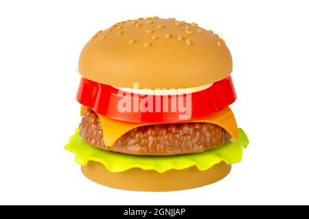 Kunststoff-Burger auf weißem Hintergrund. Nicht das richtige Essen. Toy Cheeseburger. Isolieren auf weißem Hintergrund. Stockfoto