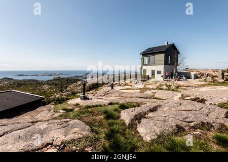 Lindesnes, Norwegen - August 04 2021: Aussichtspunkt Skibmannsheia und seine neu renovierte Hütte Stockfoto