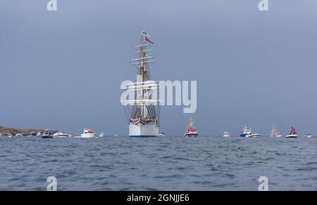 Lindesnes, Norwegen - 07 2021. August: Das Segeltrainingsschiff Statsraad Lehmkuhl wurde von einer Armada kleiner Boote begrüßt Stockfoto