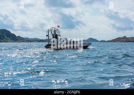 Lindesnes, Norwegen - August 08 2021: Selbstgemachtes Luftschiff auf See Stockfoto