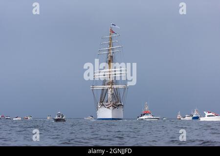 Lindesnes, Norwegen - 07 2021. August: Das Segeltrainingsschiff Statsraad Lehmkuhl wurde von einer Armada kleiner Boote begrüßt Stockfoto