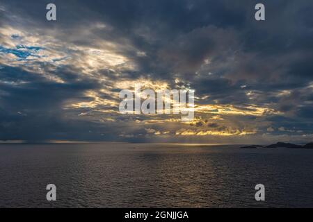 Lindesnes, Norwegen - 08 2021. August: Dramatischer Sonnenuntergang vom Leuchtturm von Lindesnes aus Stockfoto