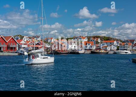 Tjörn, Schweden - 19 2021. August: Segelboot Ankunft im Hafen von Skärhamn Stockfoto