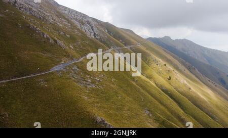 Eine Luftaufnahme einer leeren schmalen Bergstraße Stockfoto