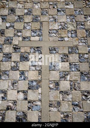 Quadratischer Feuerstein in Karomuster & Cricifix-Details an den Wänden des Tudor-Bauernhauses auf dem Gelände der Leiston Abbey Suffolk aus dem 14. Jahrhundert Stockfoto