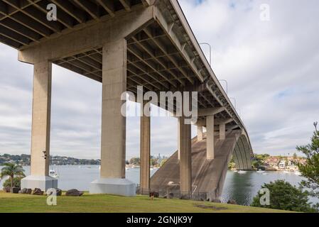 Gladesville Bridge ist eine denkmalgeschützte Betonbogenstraßenbrücke, die 1964 fertiggestellt wurde und der längste Betonbogen war, der je gebaut wurde. Stockfoto