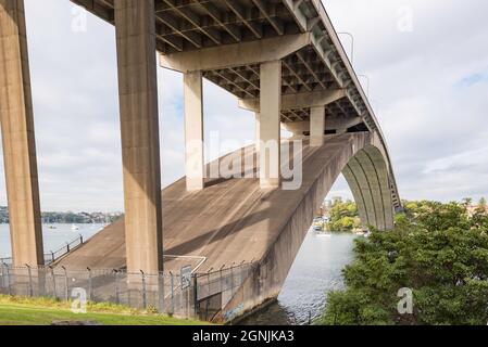 Gladesville Bridge ist eine denkmalgeschützte Betonbogenstraßenbrücke, die 1964 fertiggestellt wurde und der längste Betonbogen war, der je gebaut wurde. Stockfoto