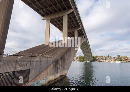 Gladesville Bridge ist eine denkmalgeschützte Betonbogenstraßenbrücke, die 1964 fertiggestellt wurde und der längste Betonbogen war, der je gebaut wurde. Stockfoto