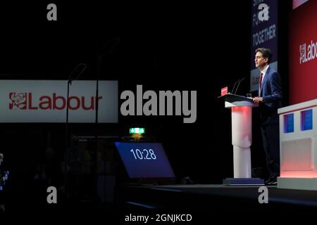 Brighton, Großbritannien. September 2021. Brighton, Großbritannien. Sonntag, 26. September 2021 . Ed Miliband, Shadow Secretary of State for Business, Energy and Industrial Strategy, referates Conference during the Environment, Energy and Culture Debate Labour Party 2021 Conference Credit: Julie Edwards/Alamy Live News Stockfoto