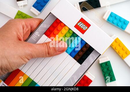 Tambow, Russische Föderation - 18. November 2020 Lego-Box mit farbigen Gel-Stifte in einer Person Hand. Stockfoto