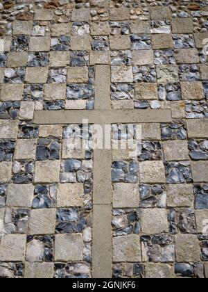 Quadratischer Feuerstein in Karomuster & Cricifix-Details an den Wänden des Tudor-Bauernhauses auf dem Gelände der Leiston Abbey Suffolk aus dem 14. Jahrhundert Stockfoto