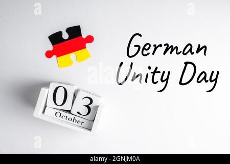 Postkarte für den Tag der deutschen Einheit. Datum 03. oktober, Puzzleteil Stockfoto