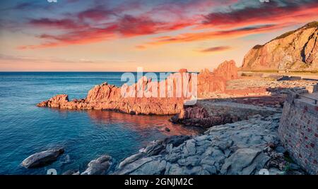Fabelhafter Blick am Morgen auf Red Rocks Beach, Arbatax. Atemberaubende Sommerlandschaft des Mittelmeers. Fantastischer Sonnenaufgang auf der Insel Sardinien, Italien Europa. Stockfoto