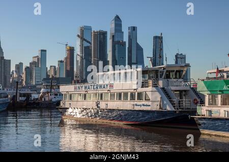 Eine NY Waterway Fähre dockte in Weehawken, NJ, mit der Hudson Yards Entwicklung in New York City im Hintergrund. Stockfoto