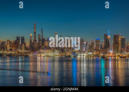 Die Skyline von Manhattan in New York City während der morgendlichen Dämmerung, von New Jersey aus gesehen über den Hudson River. Stockfoto