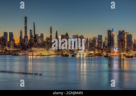 Die Skyline von Manhattan in New York City während der morgendlichen Dämmerung, von New Jersey aus gesehen über den Hudson River. Stockfoto