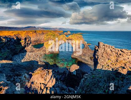 Erstaunliche Sommer Blick auf beliebte Touristenziel - Gatklettur, Arnarstapi oder Stapi Dorf Lage. Fesselnde Morgenszene von Island, Europ Stockfoto