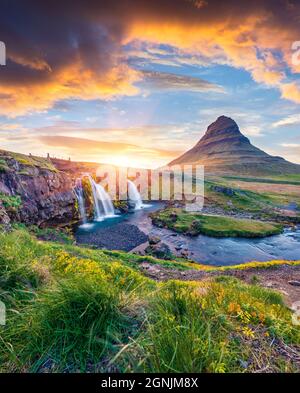 Exotische Morgenansicht des beliebten Ausflugsziels - Kirkjufellsfoss Waterfall. Majestätischer Sommeraufgang auf der Halbinsel Snaefellsnes, Island, Europa. Be Stockfoto