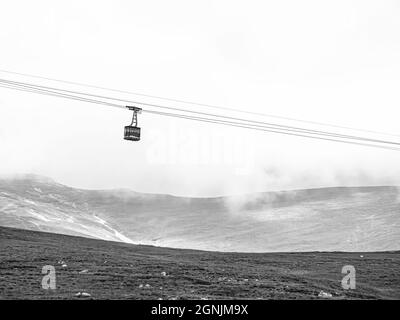 Altes Schwarz-Weiß-Bild mit einer Seilbahn oder einer Seilbahn im Bucegi National Park, beginnend von Busteni bis zum Bucegi Mountains-Hochplateau. Stockfoto