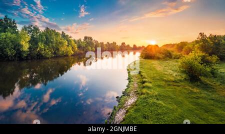 Atemberaubende Sommerszene der ukrainischen Landschaft, Region Ternopil. Blick von der fliegenden Drohne auf den Plotycha See. Erstaunlicher Sonnenaufgang über der Ukraine, Europa. Stockfoto