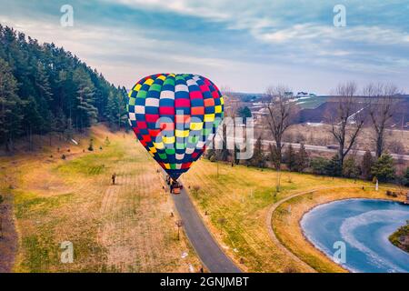 Starten Sie die Reise mit dem Ballon am düsteren Herbsttag. Malerische Morgenlandschaft der Exkursion auf dem Flugstat. Hintergrund des Reisekonzepts. Blick von der fliegenden Drohne. Stockfoto