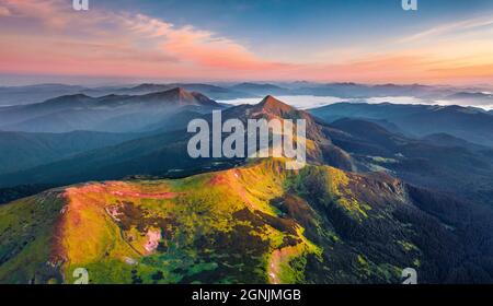 Sonnenaufgang auf dem höchsten Berg der Ukraine - Hoverla. Unglaubliche Morgenszene der Karpaten. Erste Sonneneinstrahlung glühende Berggipfel und Bergkämme. Bea Stockfoto