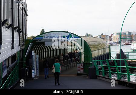 Blick auf den Eingang zum Gosport Ferry Terminal in Portsmouth UK., Stockfoto