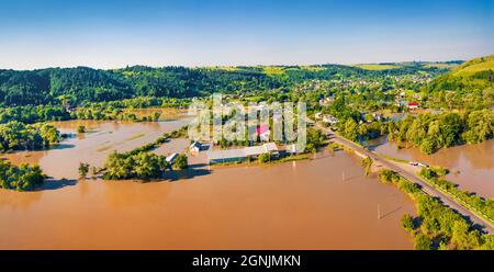 Überflutete Dörfer in der Westukraine. Hochwasser auf dem Dniester River. Blick von der fliegenden Drohne auf das Dorf Nyschniv nach wenigen Tagen des riesigen Regens. Disaster Konz Stockfoto