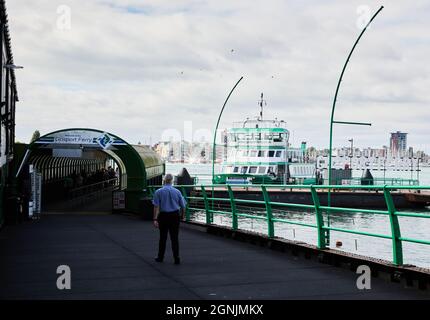 Blick auf den Eingang zum Gosport Ferry Terminal in Portsmouth UK., Stockfoto