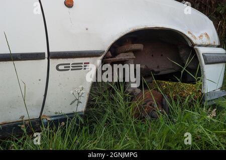 Lindesnes, Norwegen - August 23 2003: Vorne ein alter, zerstörter Opel Kadett ohne Vorderrad. Stockfoto