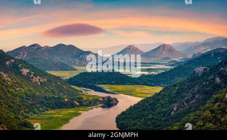 Wunderschöne Aussicht auf den Canyon des Flusses Rijeka Crnojevica, Lage am Skadar-See. Majestätischer Sommeraufgang der montenegrinischen Landschaft. Wunderschöne Welt von Medite Stockfoto