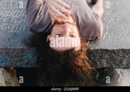 Nahaufnahme des bärtigen Mannes. Umgekehrte Ansicht. Stockfoto