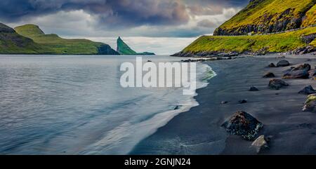 Düstere Sommerszene der Färöer-Inseln und der Tindholmur-Klippen im Hintergrund. Panoramablick auf die Insel Vagar, Dänemark, Europa. Reisekonzept b Stockfoto