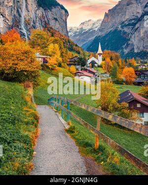 Unglaubliche Herbstansicht des großen Wasserfalls im Lauterbrunnen Dorf. Majestätische Outdoor-Szene in den Schweizer Alpen, Berner Oberland im Kanton Bern, Swit Stockfoto